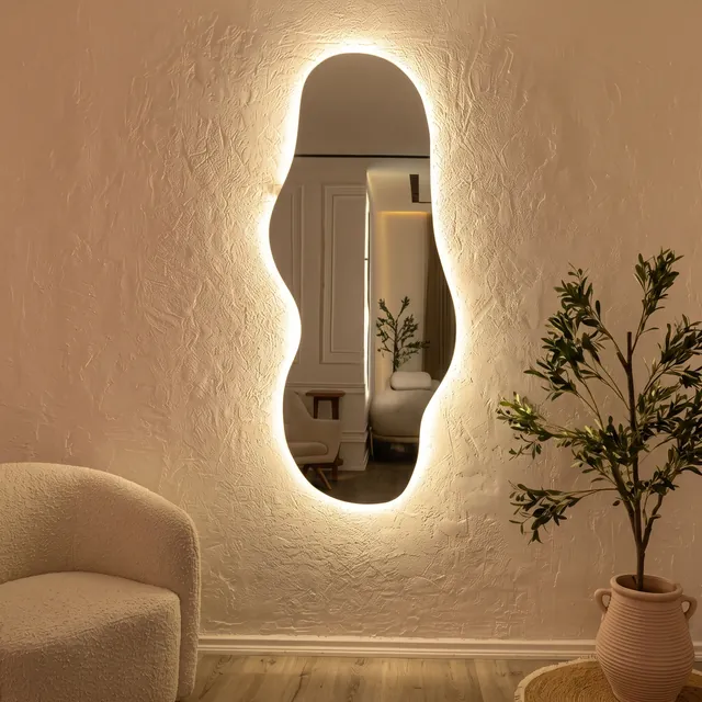 Miroir Dune LED rétroéclairé sur un mur texturé