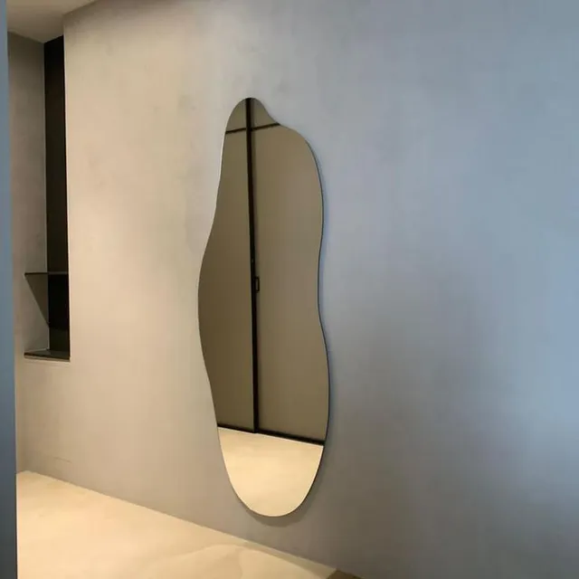 Miroir Nuage organique sur un mur gris