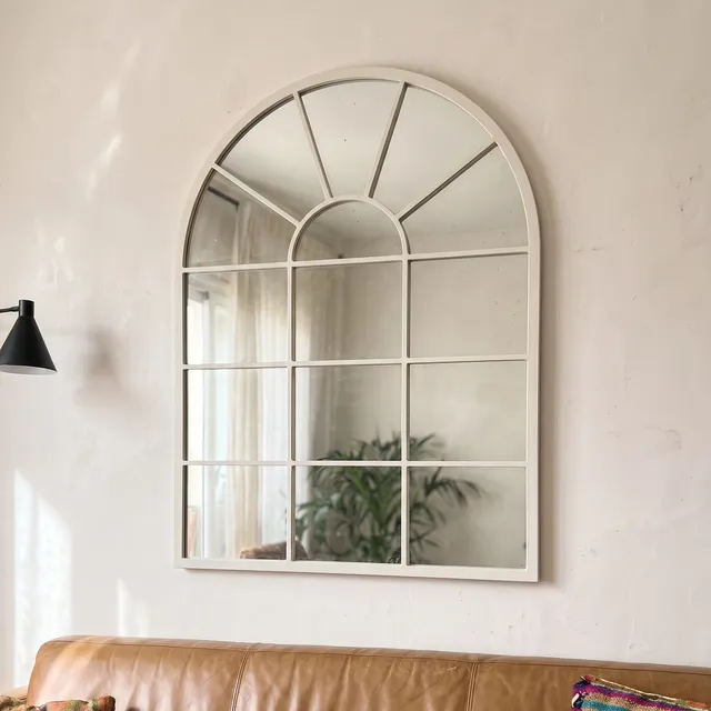 Miroir Verrière Arche cadre métal blanc dans un salon