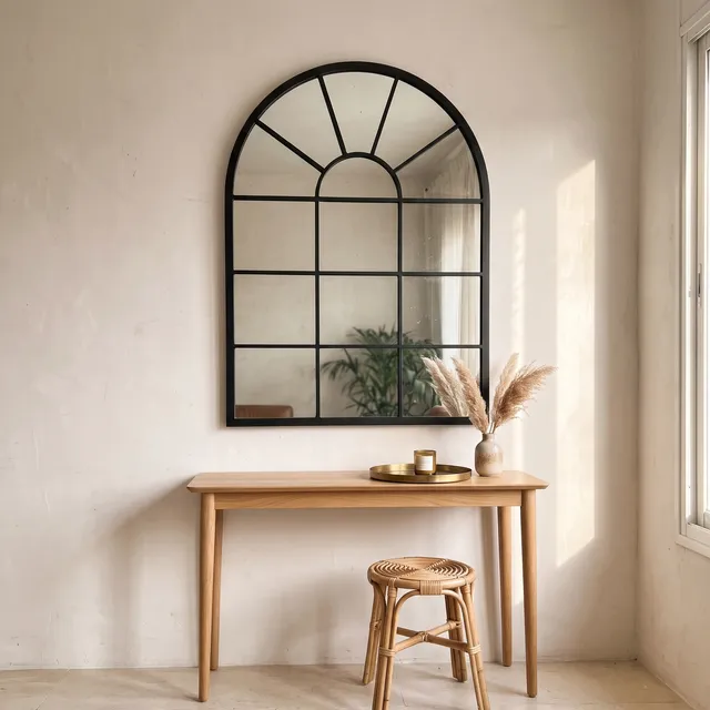 Miroir Verrière Arche cadre métal noir au-dessus d’une console en bois